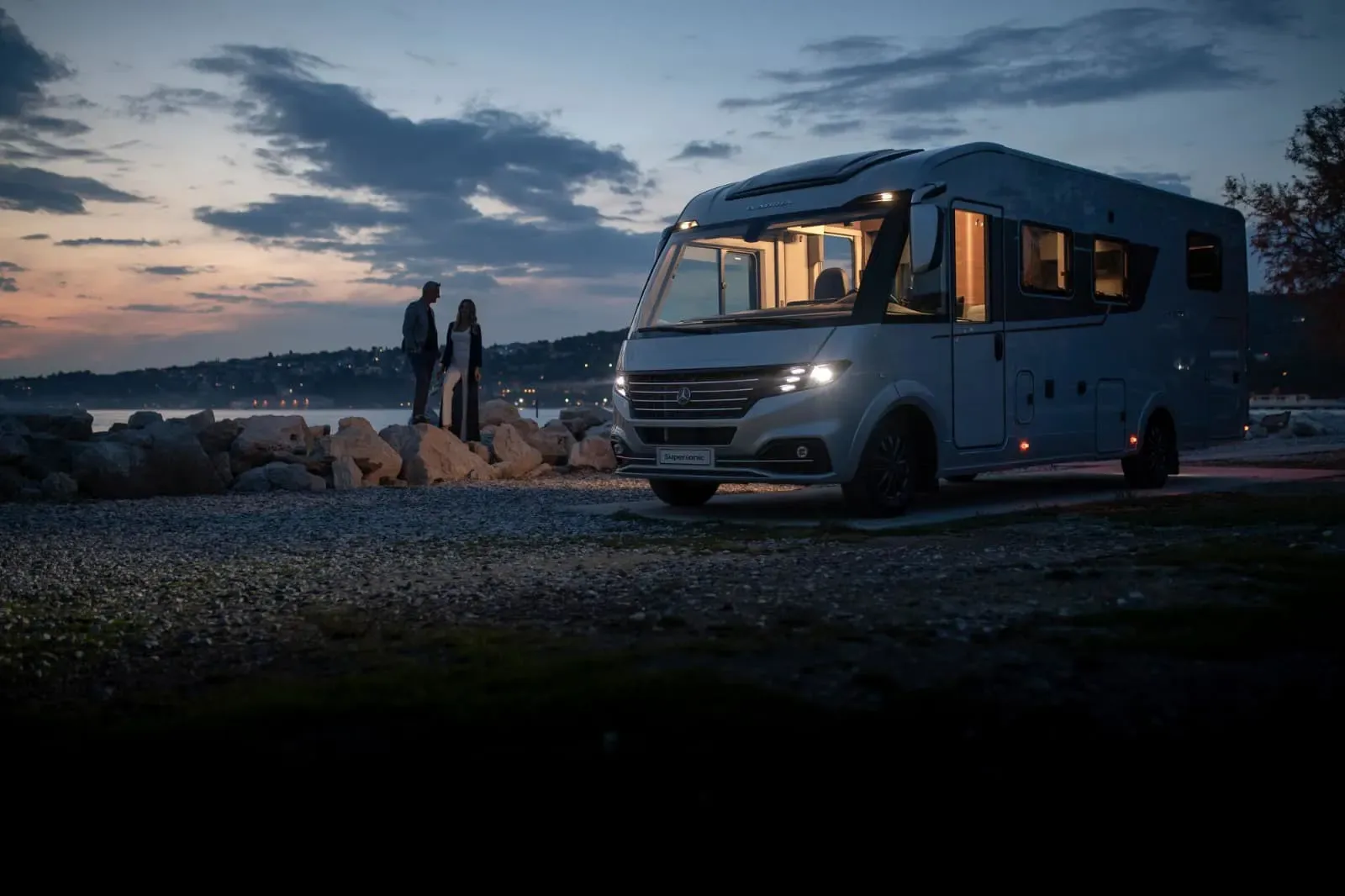 Karavan, obytný automobil alebo vstavaný: rozdiely, výhody a nevýhody