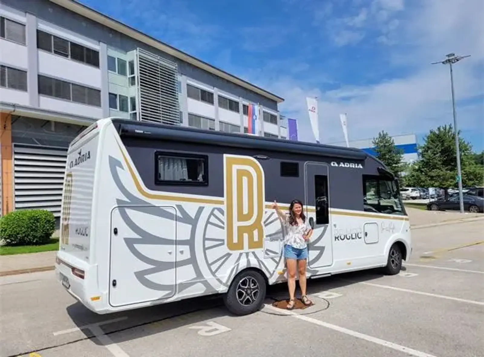 Primoz Roglič v novom Sonicu na Tour de France v sprievode svojej rodiny